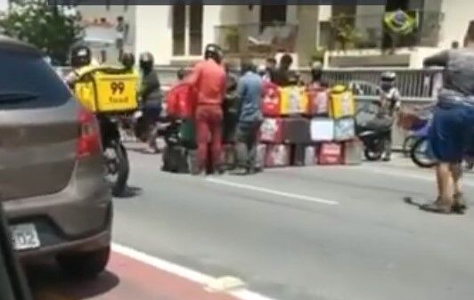 Manifestantes protestam nas ruas de João Pessoa contra a proibição dos serviços da construção civil
