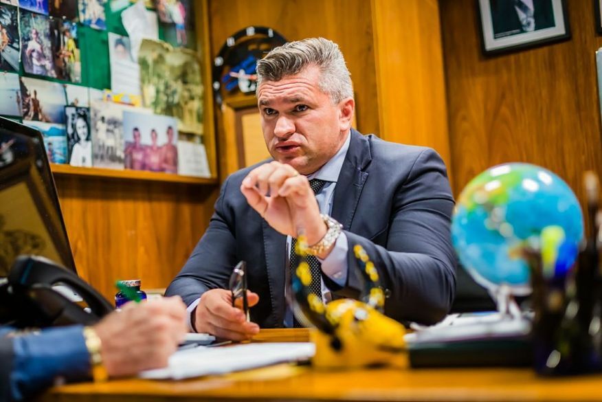 Eduardo Bolsonaro ataca Julian Lemos e posta montagem do paraibano sentado em privada Eduardo Bolsonaro ataca Julian Lemos e posta montagem do paraibano sentado em privada