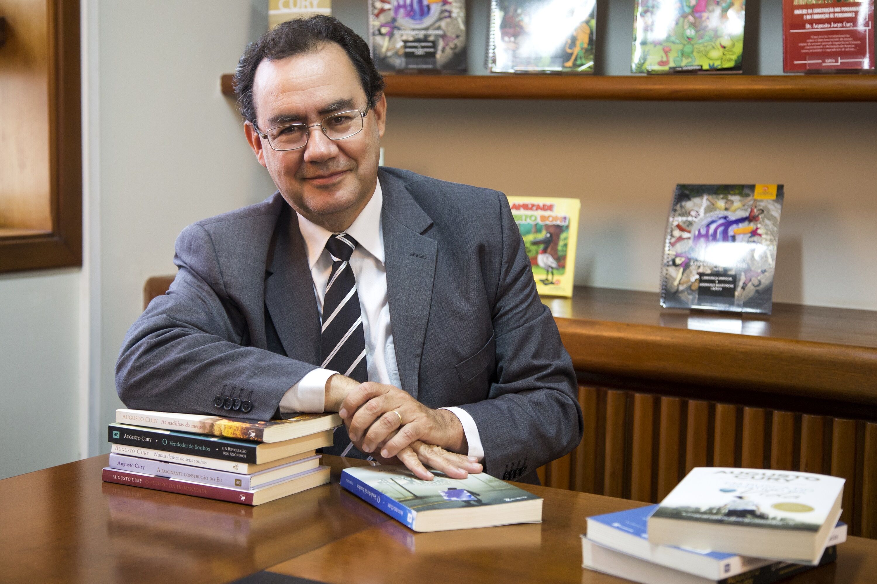 Augusto Cury viaja à Europa e adia decisão sobre apoio no 2º turno