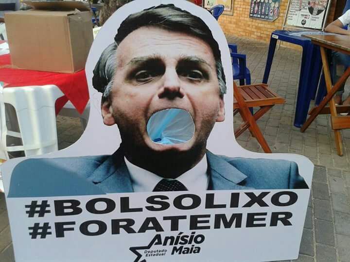 Deputado paraibano espalha lixeiras com foto de Bolsonaro na orla de João Pessoa Deputado paraibano espalha lixeiras com foto de Bolsonaro na orla de João Pessoa