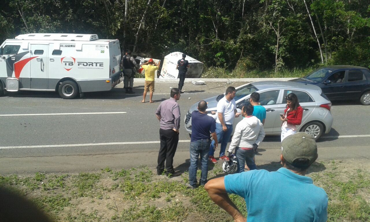 Carro-forte é explodido por criminosos na BR-230, na Região Metropolitana de JP Carro-forte é explodido por criminosos na BR-230, na Região Metropolitana de JP