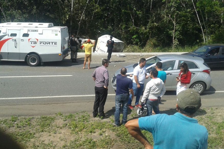 PM faz cerco em casa para prender bandidos que explodiram carro forte na Paraíba PM faz cerco em casa para prender bandidos que explodiram carro forte na Paraíba