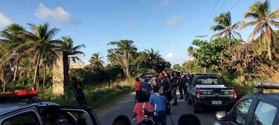 Após três horas de negociação, suspeitos de explodir carro-forte se entregam à polícia