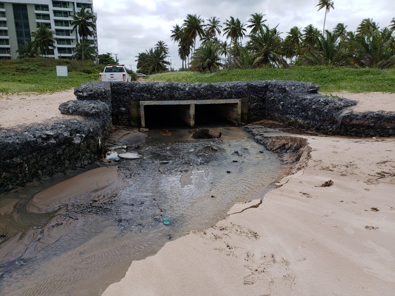 Um dos trechos impróprios no litoral fica em Ponta de Campina