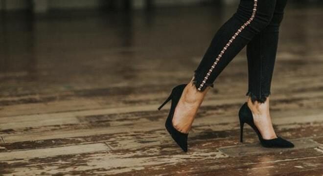 Usar salto alto em excesso pode encurtar os tendões dos pés Usar salto alto em excesso pode encurtar os tendões dos pés