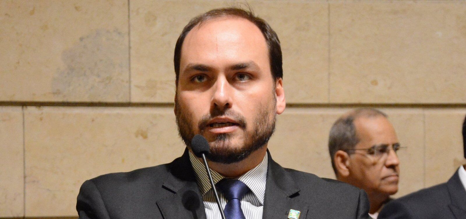 Carlos Bolsonaro deixa Polícia Federal no Rio de Janeiro após depoimento