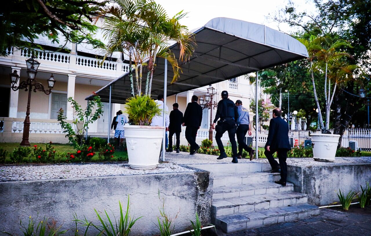 Ricardo Coutinho e mais seis estão foragidos da Justiça; Calvário prendeu dez pessoas nesta terça