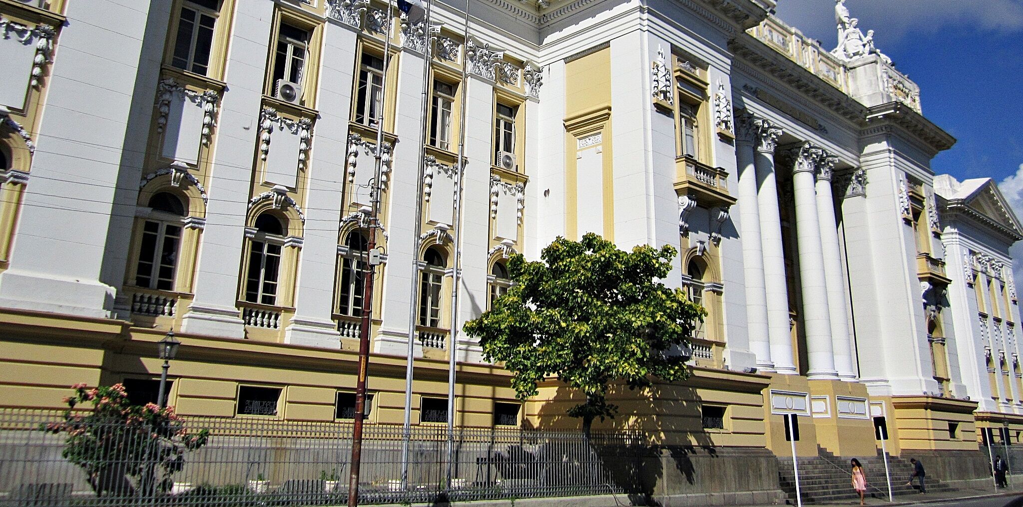 Tribunal de Pernambuco pagou R$ 2,5 mi para levar caravanas aos EUA