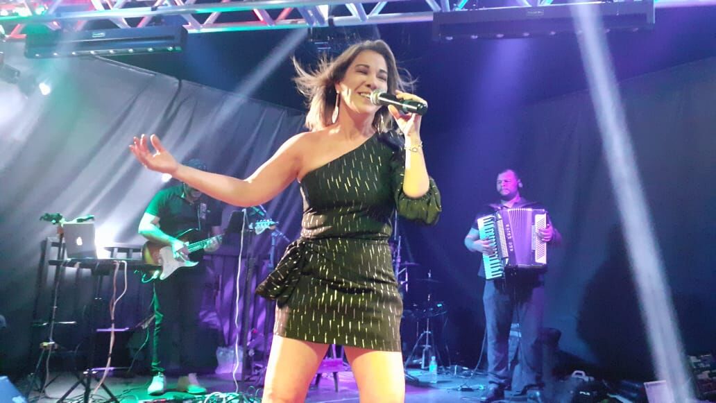 Curada de câncer, cantora que já foi da Banda Magníficos faz live para colaborar com o Hospital Napoleão Laureano