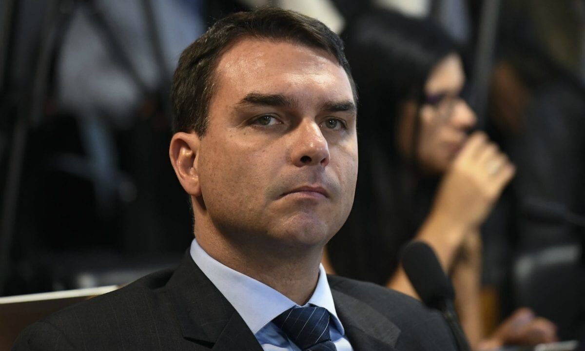 Polícia Federal conclui que Flávio Bolsonaro cometeu calúnia contra Lula em publicação nas redes sociais