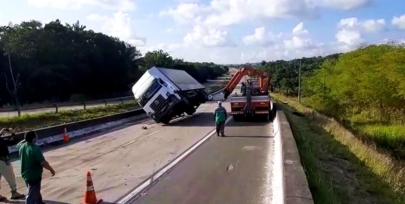 Trecho da BR-101 no sentido de Recife a João Pessoa é liberado após mais de 10 horas de interdição parcial provocada por sequência de acidentes com caminhões Trecho da BR-101 no sentido de Recife a João Pessoa é liberado após mais de 10 horas de interdição parcial provocada por sequência de acidentes com caminhões