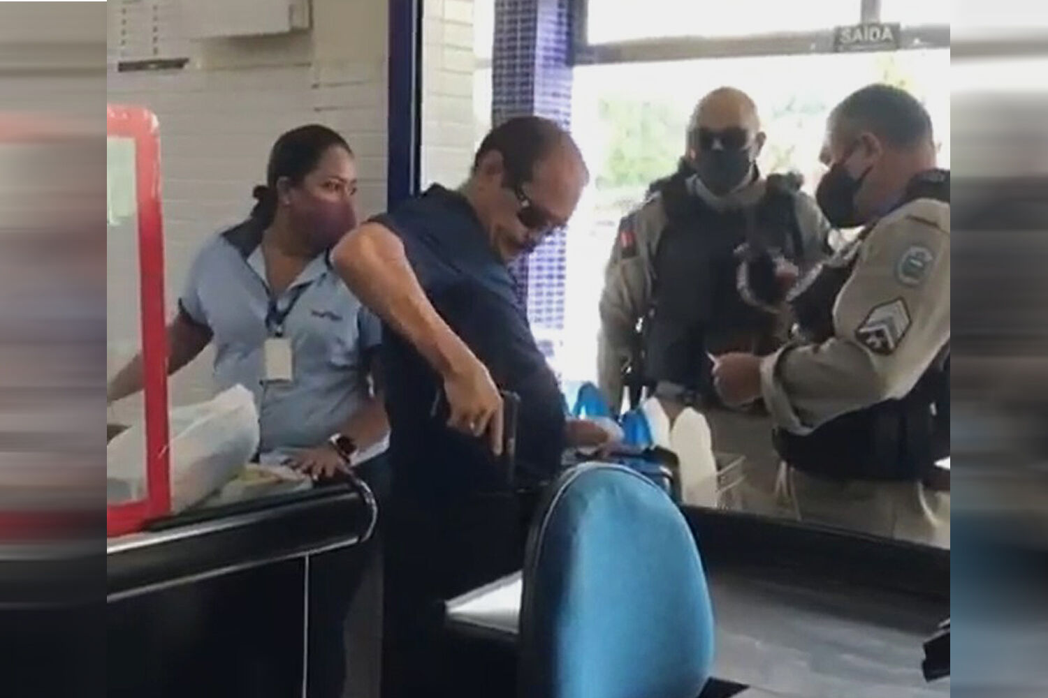 Delegado saca arma após ser impedido de entrar em supermercado sem máscara em João Pessoa e acaba preso