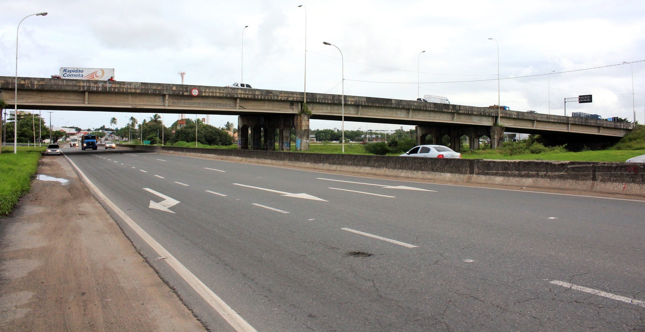 Motociclista e passageira ficam feridos após bater moto em caminhão ao fugir de blitz nas Três Lagoas