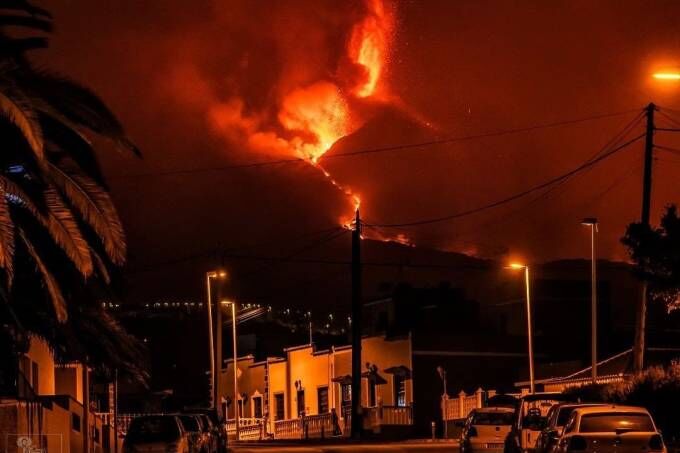 Tudo por uma selfie: turistas lotam La Palma para ver erupção de vulcão Tudo por uma selfie: turistas lotam La Palma para ver erupção de vulcão