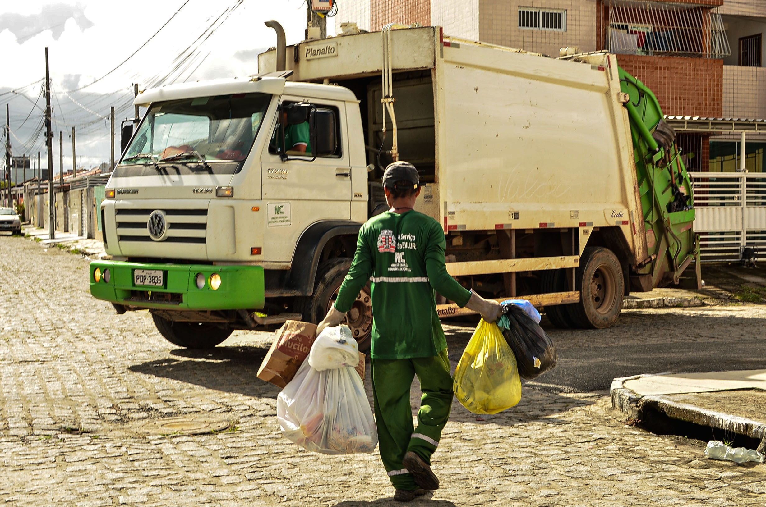 Emlur orienta população sobre descarte correto de lixo infectado por Covid-19 Emlur orienta população sobre descarte correto de lixo infectado por Covid-19