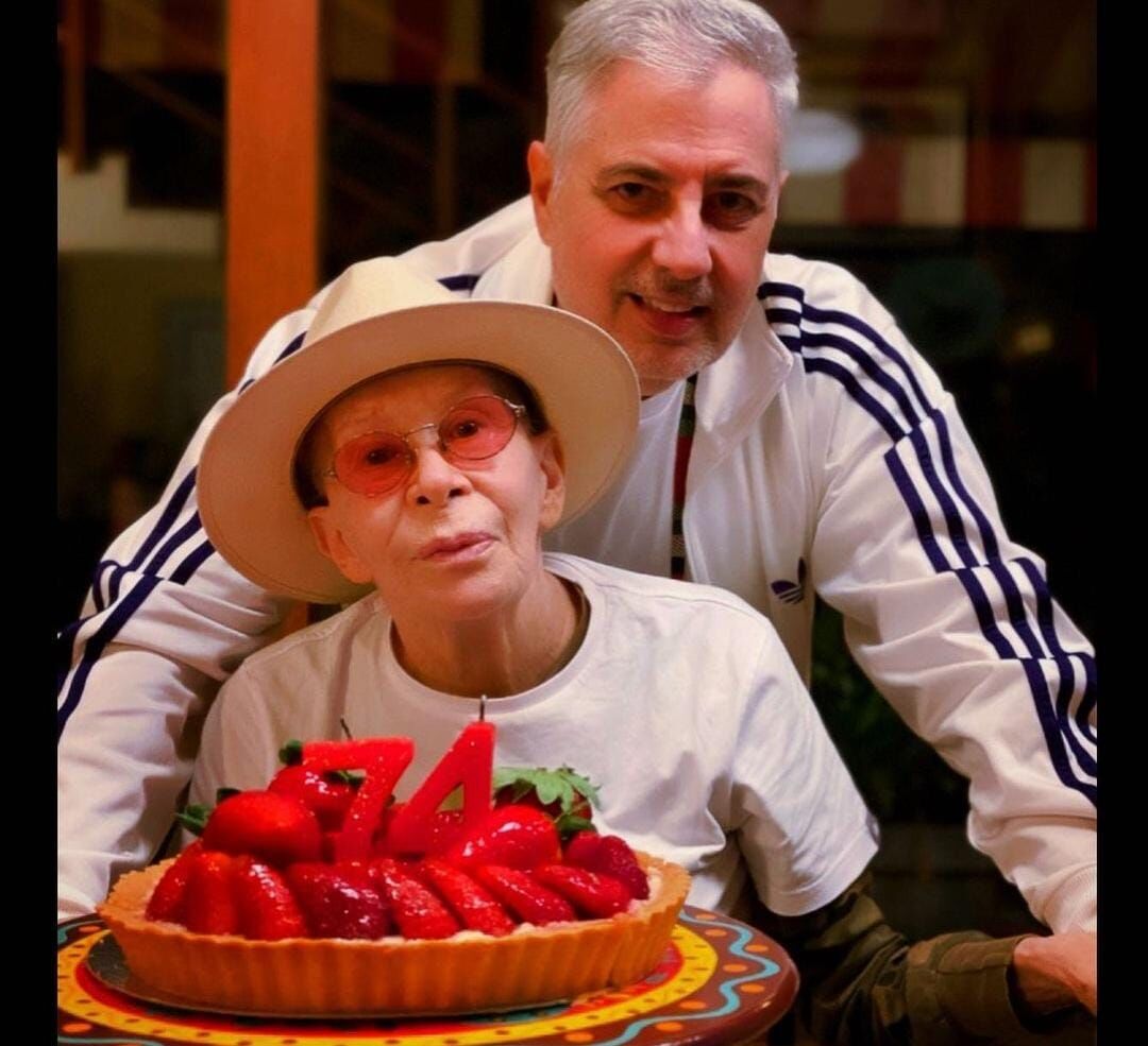 Com câncer, Rita Lee aparece ao lado do marido em foto Com câncer, Rita Lee aparece ao lado do marido em foto