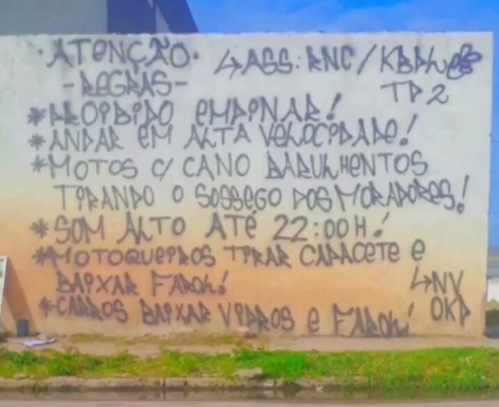Nova pichação com regras de trânsito é vista em comunidade de Cabedelo e manda motoristas 'baixar vidros e faróis'