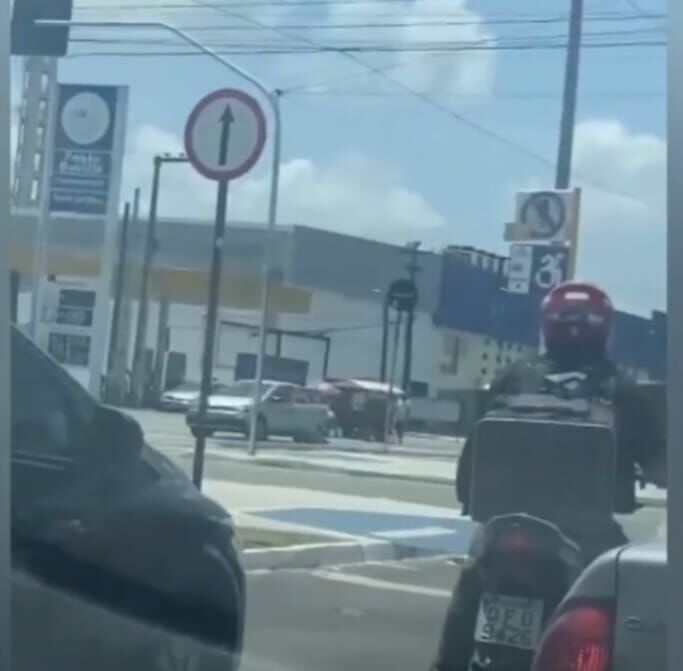 Policial Militar é arrastado para fora de carro durante assalto na principal do José Américo, em João Pessoa
