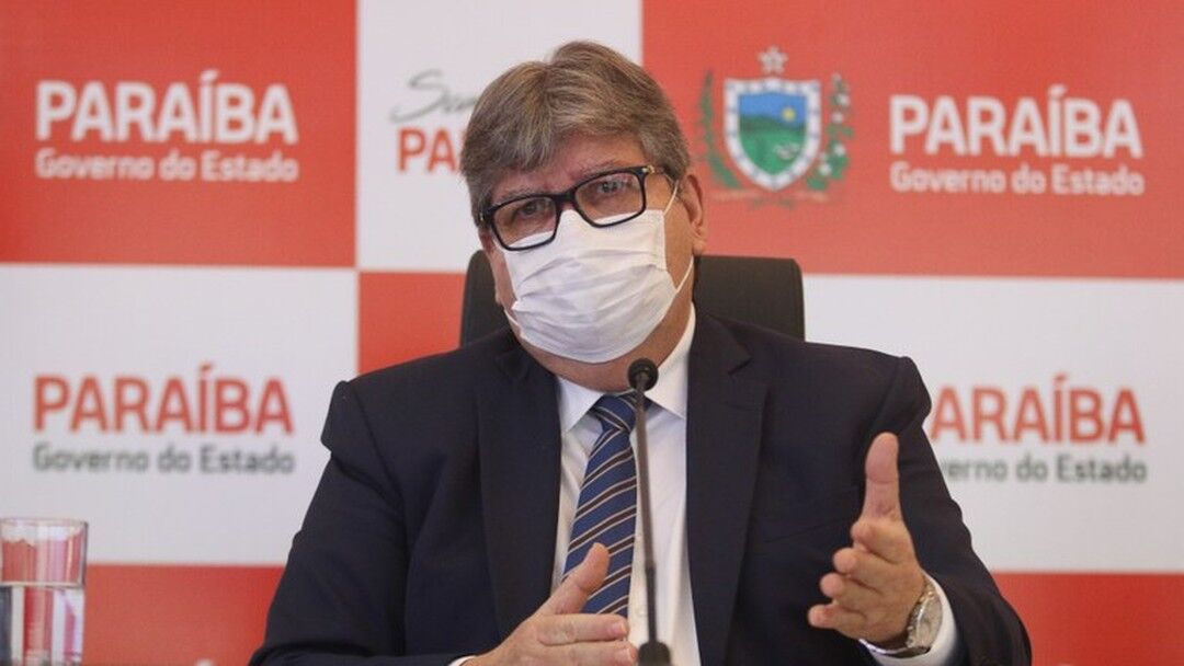 João Azevêdo cobra posicionamento de Veneziano e diz que ainda conta senador como aliado