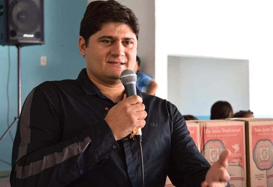 Prefeito de Zabelê aumenta o próprio salário e o do vice em 40% e passa a receber quase R$ 17 mil Prefeito de Zabelê aumenta o próprio salário e o do vice em 40% e passa a receber quase R$ 17 mil