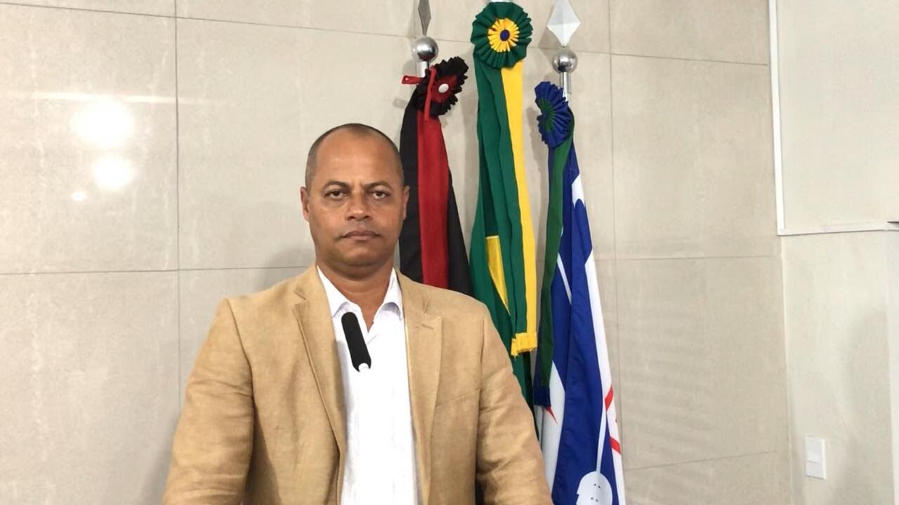 Vereador de Alhandra deverá perder mandato depois de ser condenado por chamar o prefeito de 'ladrão, imbecil e palhaço' Vereador de Alhandra deverá perder mandato depois de ser condenado por chamar o prefeito de 'ladrão, imbecil e palhaço'