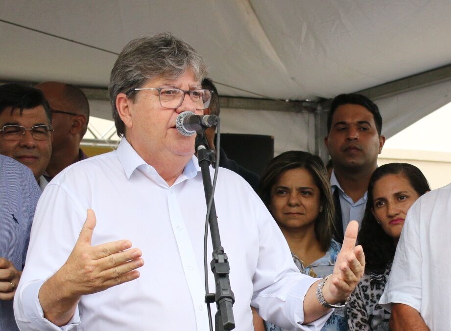 Governador diz que não caiu de paraquedas no cargo e foi eleito por vontade da população Governador diz que não caiu de paraquedas no cargo e foi eleito por vontade da população