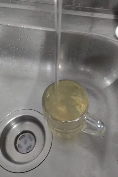 População volta a reclamar da coloração amarelada da água em Santa Rita