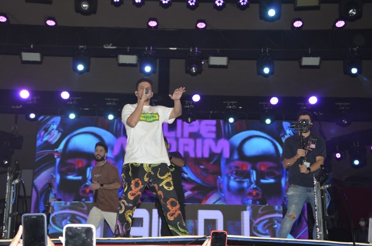 Felipe Amorim traz mistura de ritmos e leva público ao delírio no encerramento da sétima noite do Maior São João do Mundo Felipe Amorim traz mistura de ritmos e leva público ao delírio no encerramento da sétima noite do Maior São João do Mundo