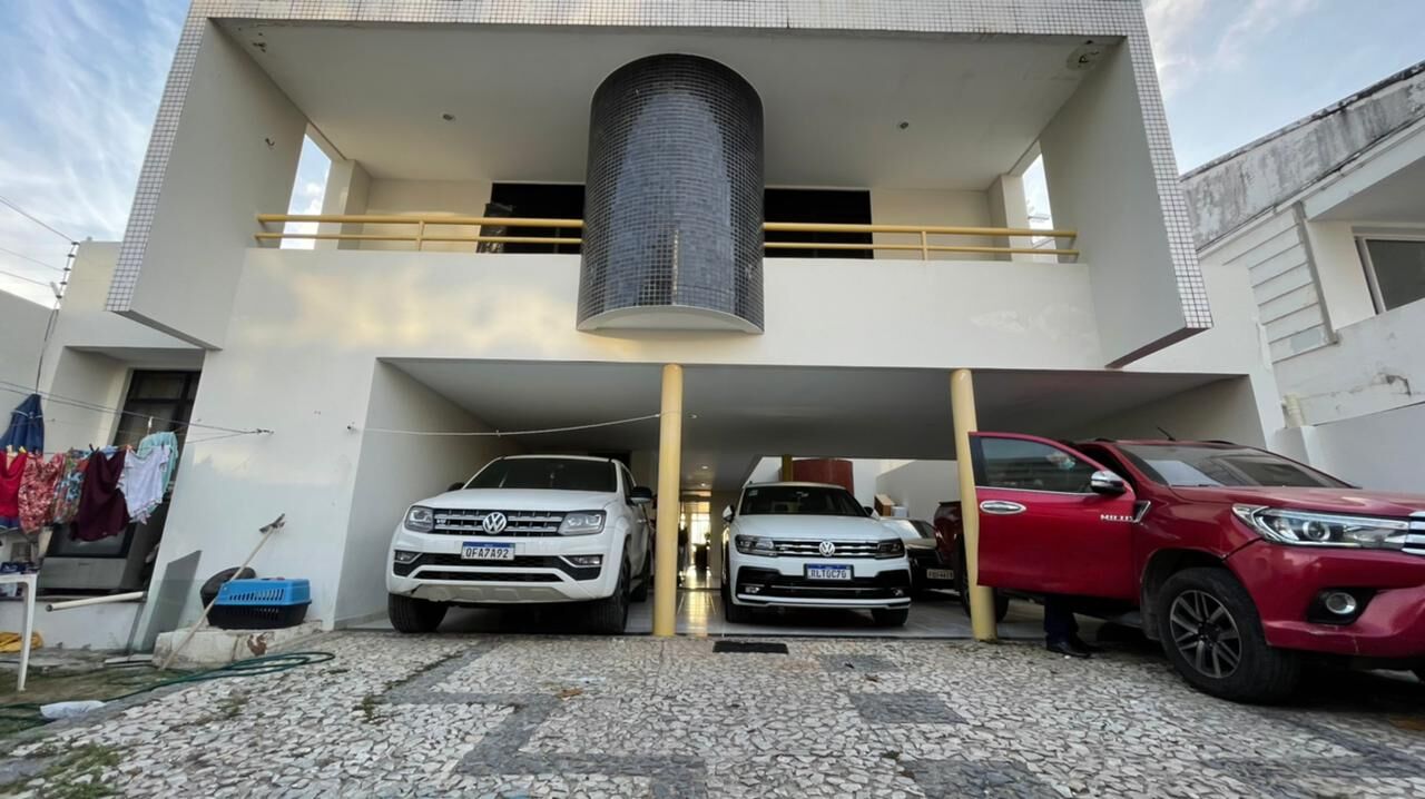 Carros de luxo são apreendidos em casa de empresário alvo da Operação Calvário