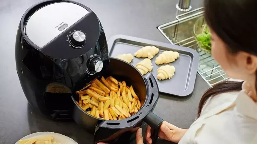 Air fryer: cozinhar com fritadeira elétrica é mais saudável e barato do que com forno?