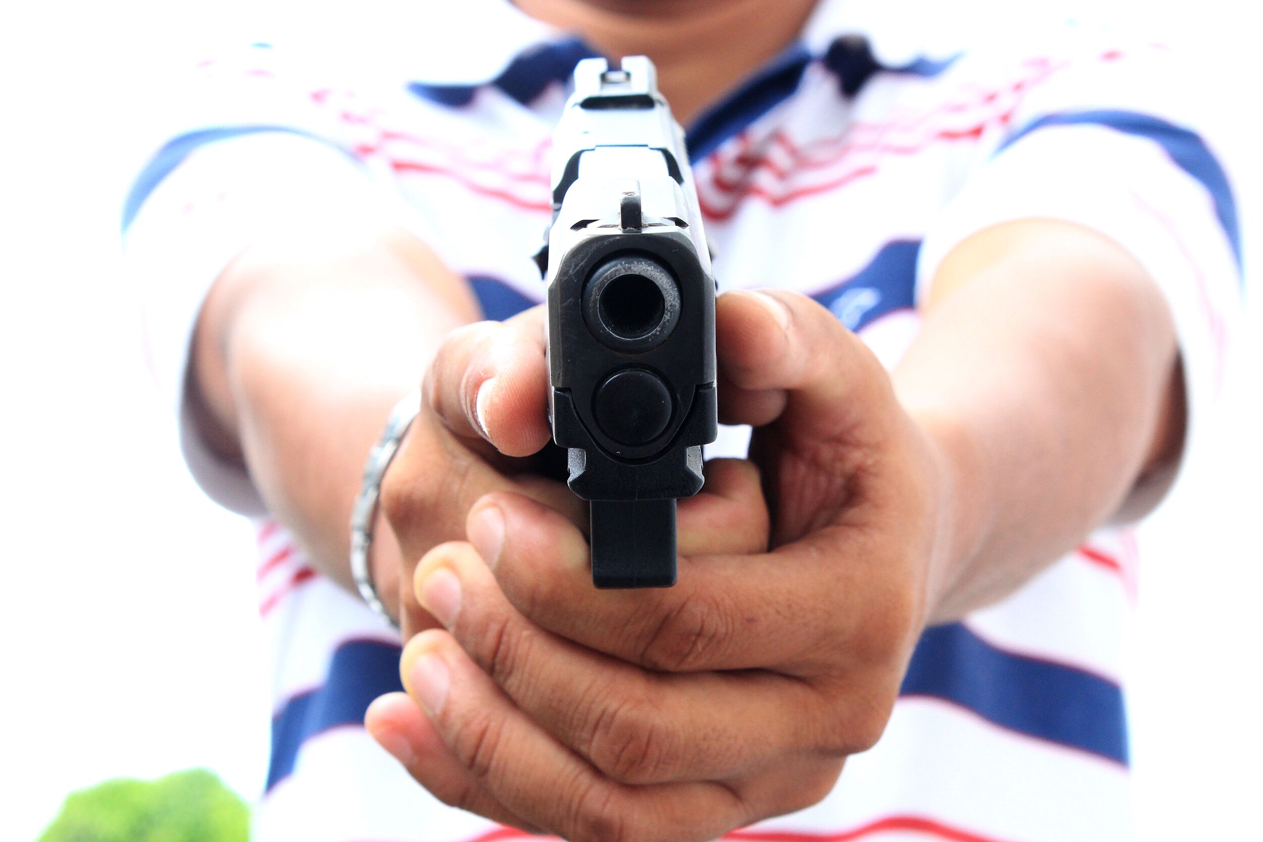 Grupo invade casa e mata a tiros advogado aposentado de 84 anos na Grande João Pessoa