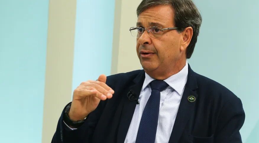 Bolsonaro nomeia ex-ministro sanfoneiro para mandato de 4 anos na presidência da Embratur Bolsonaro nomeia ex-ministro sanfoneiro para mandato de 4 anos na presidência da Embratur