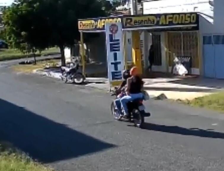Câmera flagra momento do acidente entre moto e caminhão em Sousa; uma criança morreu Câmera flagra momento do acidente entre moto e caminhão em Sousa; uma criança morreu