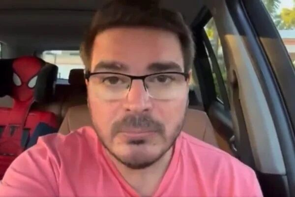 Constantino e Zoe Martinez são demitidos da Jovem Pan após afastamento Constantino e Zoe Martinez são demitidos da Jovem Pan após afastamento