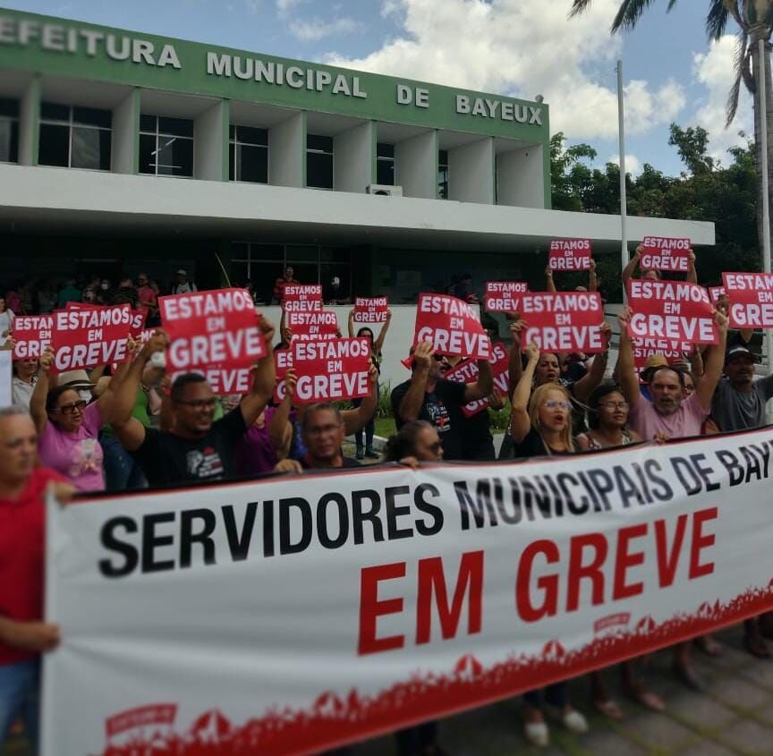 Servidores de Bayeux continuam paralisação de advertência hoje; protesto é realizado na frente da prefeitura