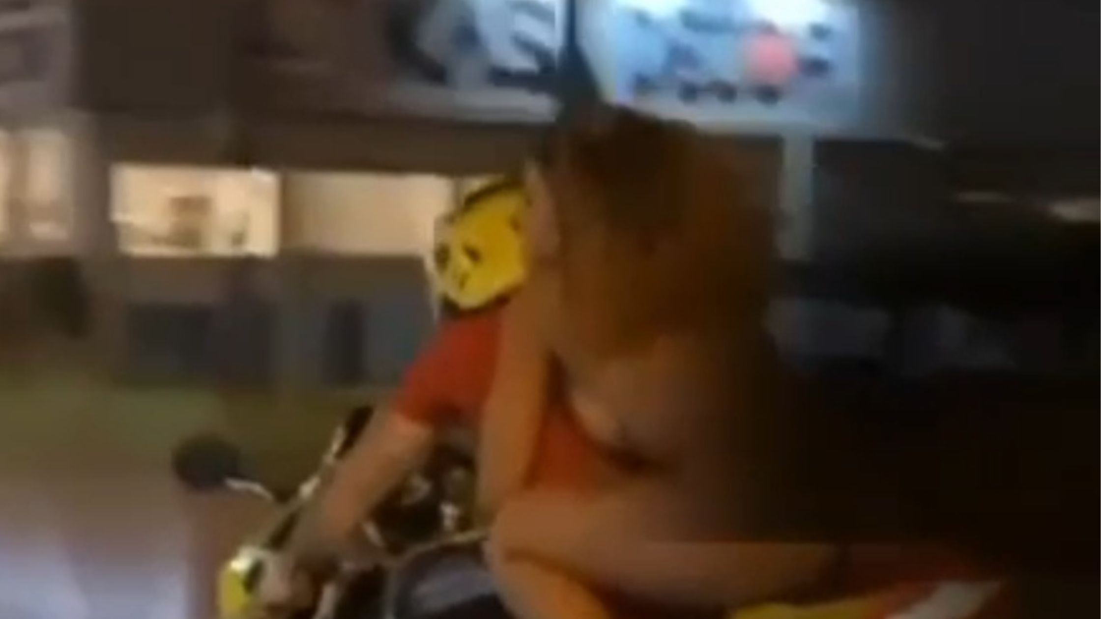 VÍDEO: mulher é filmada nua em garupa de moto em João Pessoa VÍDEO: mulher é filmada nua em garupa de moto em João Pessoa