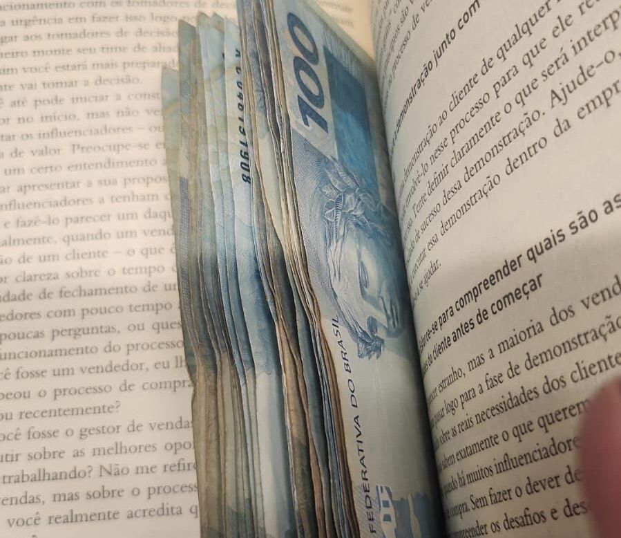 Polícia Federal apreende livro recheado com dinheiro, placas de vídeo, computadores e documentos em sedes da Braiscompany