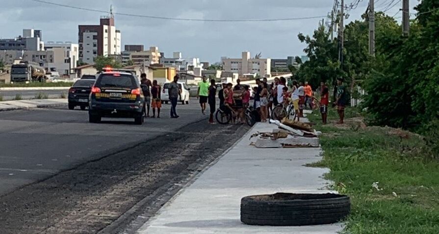 Moradores fazem novo protesto contra obras inacabadas e bloqueiam BR-230, em Cabedelo, após morte de adolescente