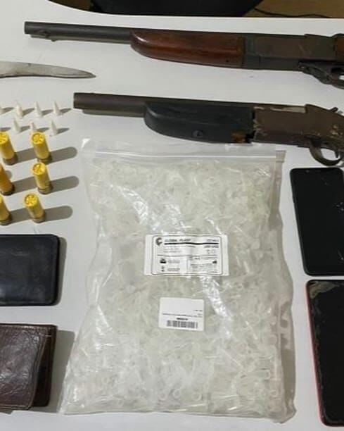 Dupla é presa e armas são apreendidas em comunidade no Litoral Sul Dupla é presa e armas são apreendidas em comunidade no Litoral Sul