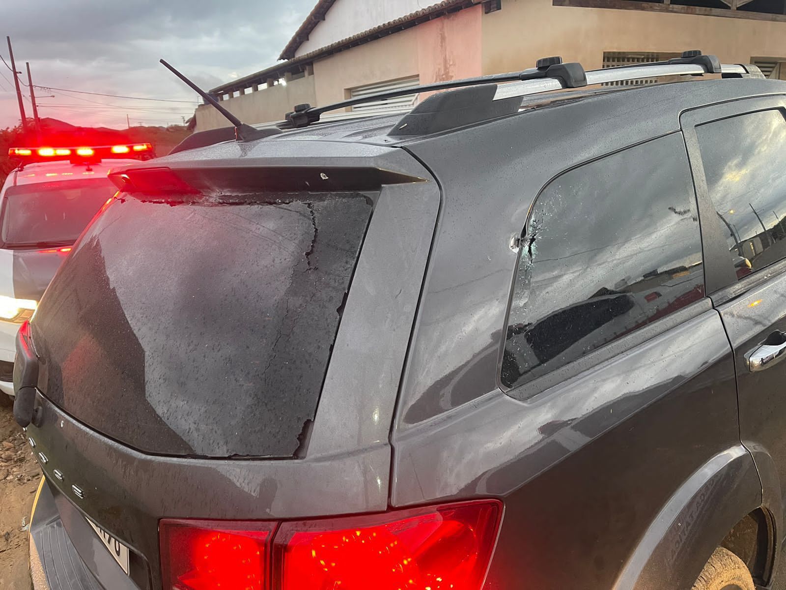 EXCLUSIVO: médico paraibano é confundido com bandido e tem carro metralhado pela polícia EXCLUSIVO: médico paraibano é confundido com bandido e tem carro metralhado pela polícia