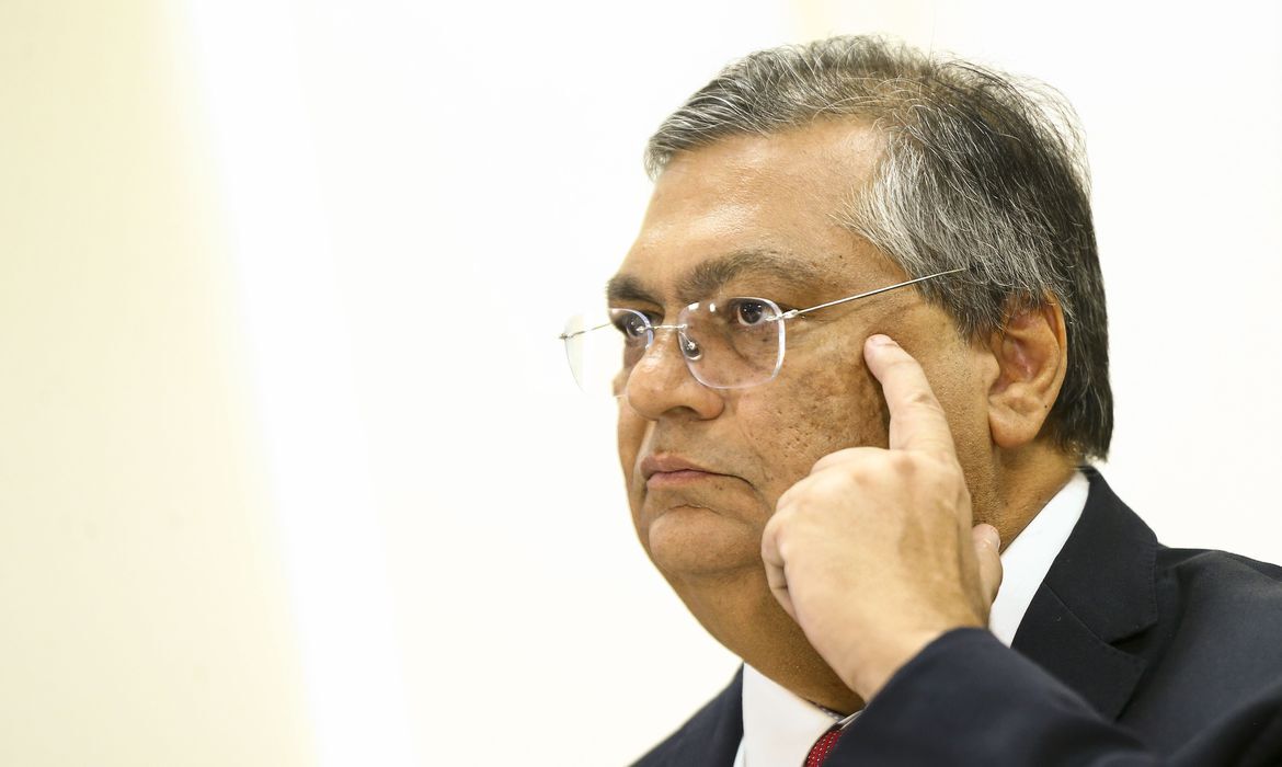 Dino proíbe Mario Frias de sair do Brasil e de se comunicar com investigados do caso Dark Horse