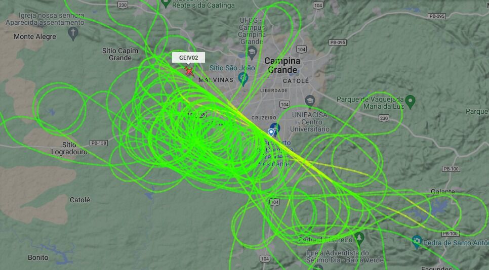 Avião de pequeno porte sobrevoa Campina Grande em círculos e chama atenção da população Avião de pequeno porte sobrevoa Campina Grande em círculos e chama atenção da população