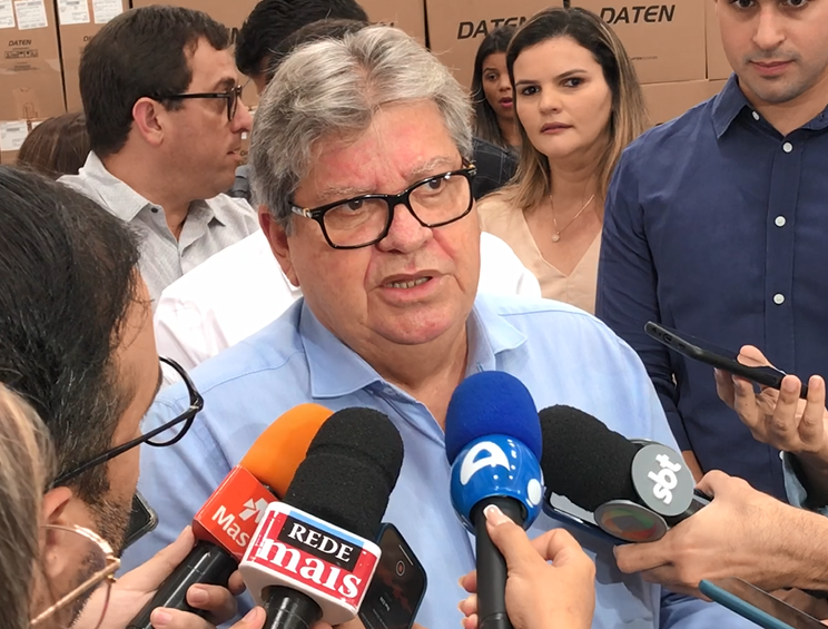 João Azevêdo nega convite a Romero Rodrigues para disputar Prefeitura de Campina Grande