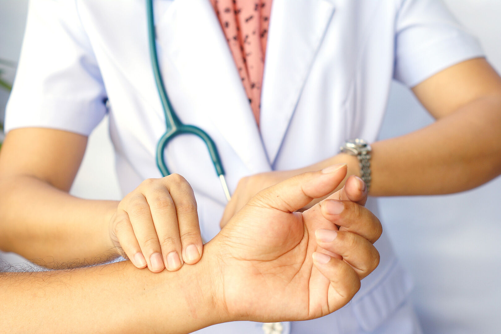 Governo do Estado anuncia 2.443 vagas temporárias para profissionais de saúde