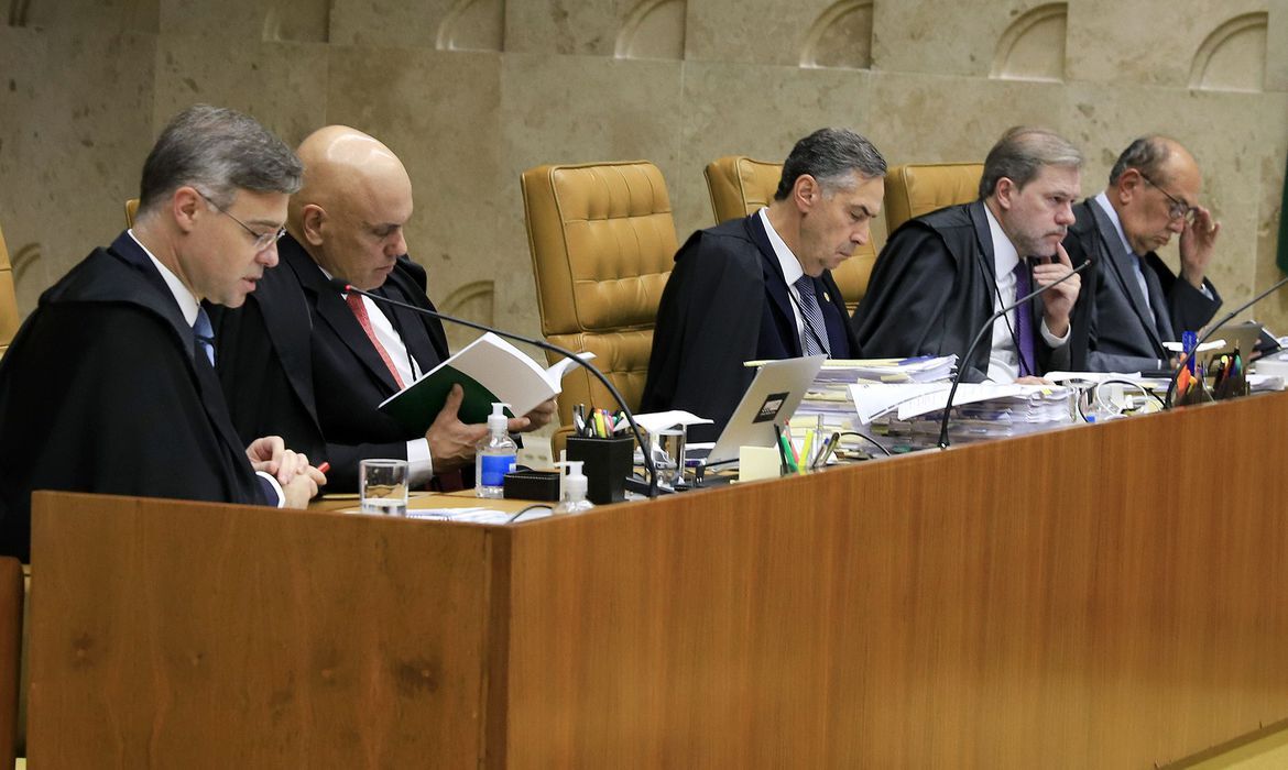 Moraes e Mendonça batem boca em sessão do STF: 'Quem tem medo da PF?'