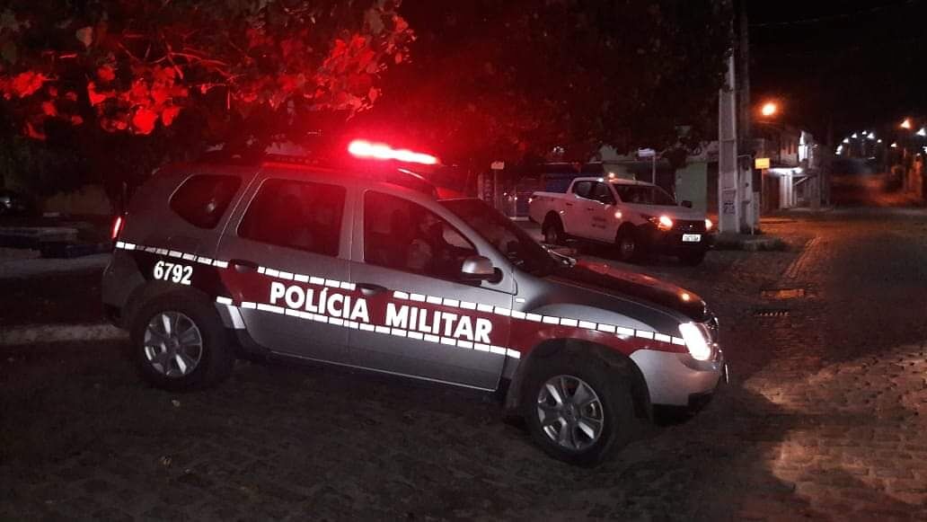 Polícia prende suspeito de matar homem a golpes de foice no município de Fagundes Polícia prende suspeito de matar homem a golpes de foice no município de Fagundes