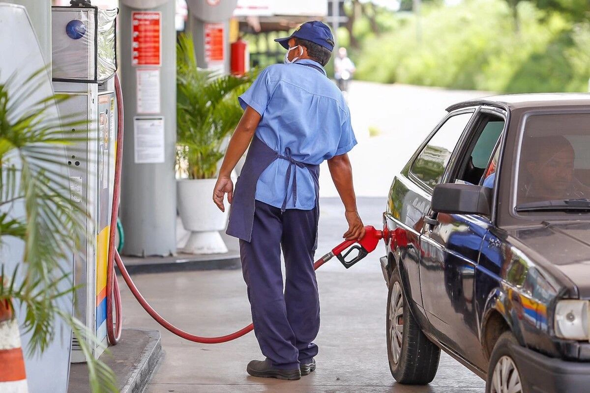 Distribuidoras já devem repassar redução dos preços da gasolina, diesel e gás de cozinha a partir de amanhã, diz Procon da Capital