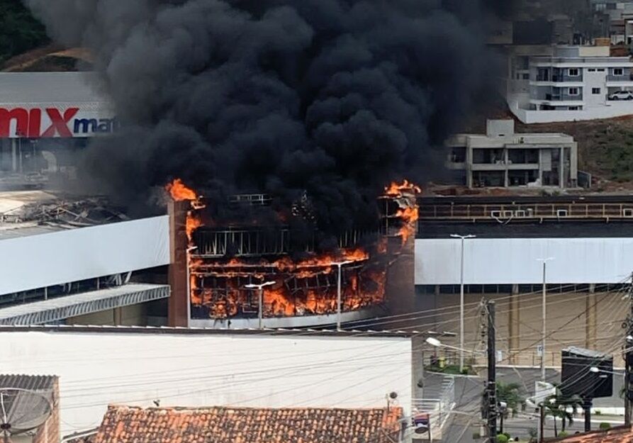 Confira fotos e vídeos do incêndio que destruiu o Shopping Cidade Luz, em Guarabira Confira fotos e vídeos do incêndio que destruiu o Shopping Cidade Luz, em Guarabira
