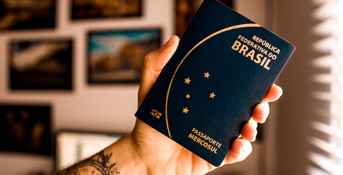 Fila para emissão do passaporte tem 100 mil pessoas, diz Polícia Federal