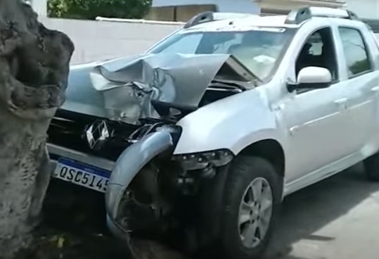 Vereadora perde controle de veículo, bate contra árvore e fica ferida em Sapé Vereadora perde controle de veículo, bate contra árvore e fica ferida em Sapé